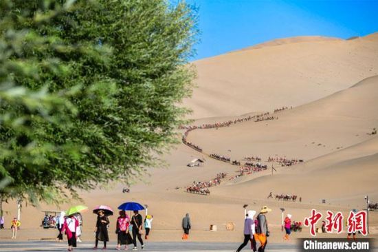 敦煌旅游升温：文旅演艺插“科技翅膀”升级引客